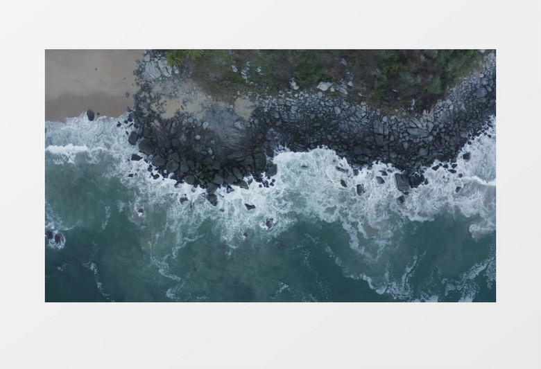 航拍海水不断的冲刷岸边的礁石实拍视频素材
