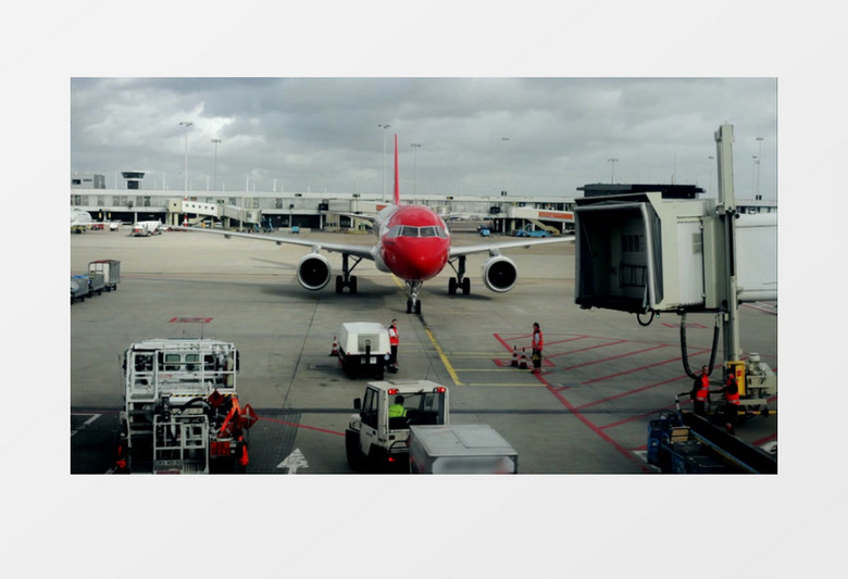 延时拍摄机场工作人员给飞机做维保实拍视频素材