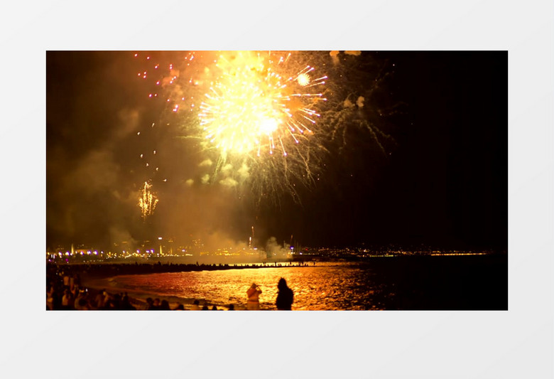 绚丽多彩的烟花在海上方燃放实拍视频素材