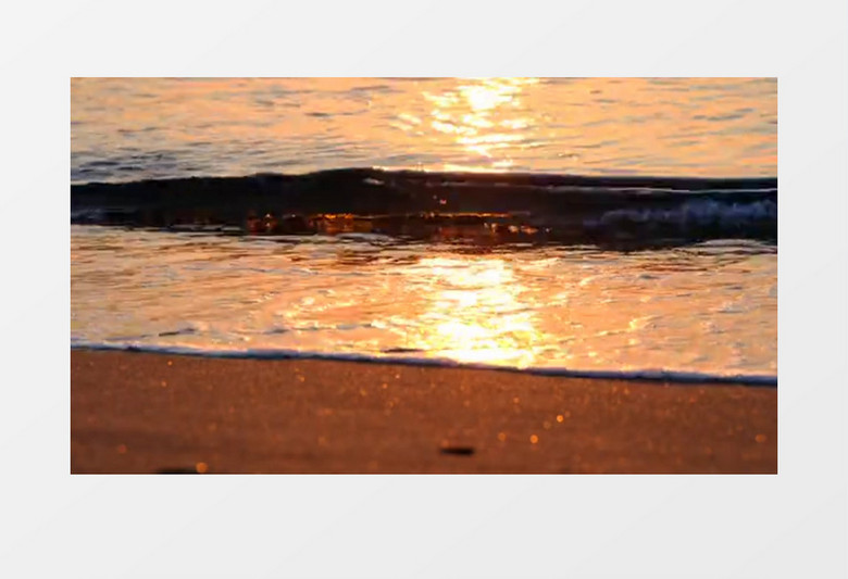 海水不断的冲刷着岸边的沙滩实拍视频素材
