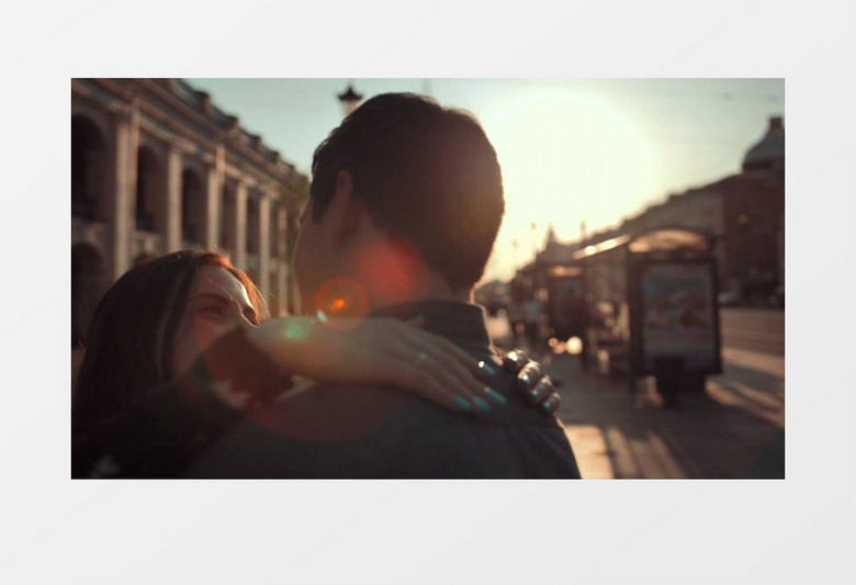 一对情侣在夕阳下亲密的拥抱实拍视频素材