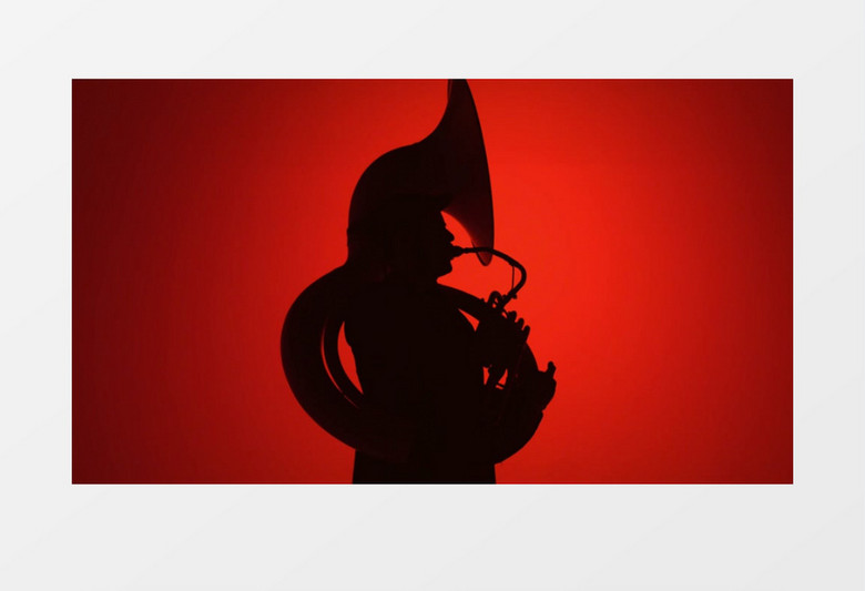 男人在吹奏次中音号剪影实拍视频素材