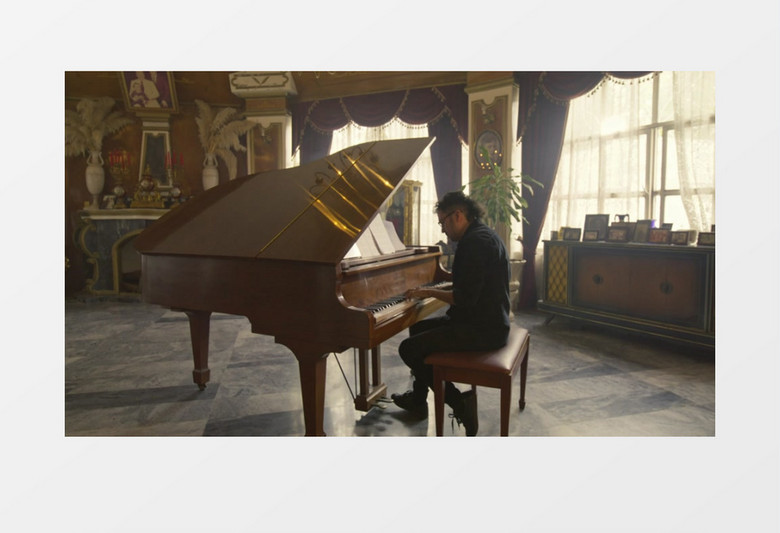 男人在认真的弹奏钢琴实拍视频素材