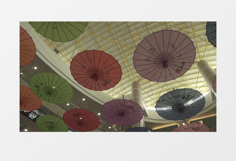悬挂在房顶上的各色纸伞实拍视频素材
