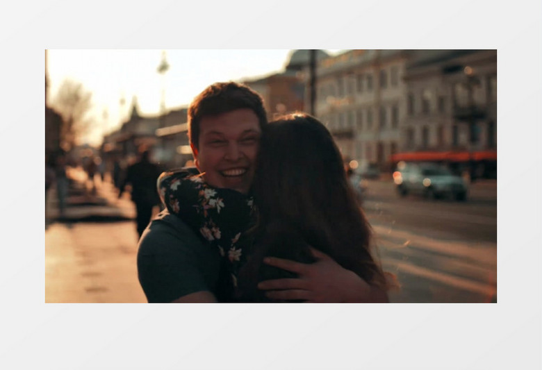 一对情侣在街头拥抱实拍视频素材