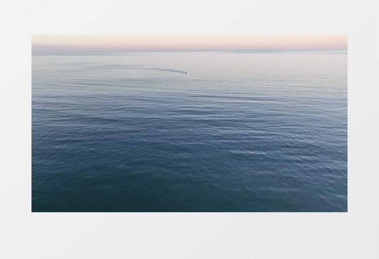 平静的水面上划过一艘游轮实拍视频素材