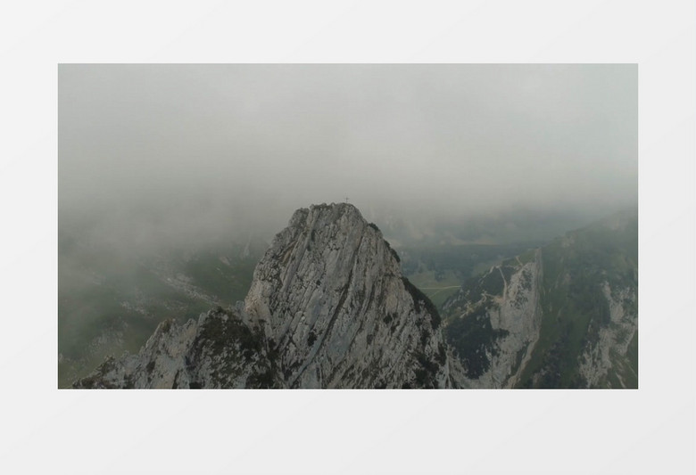 陡峭的山峰和氤氲的雾气实拍视频素材