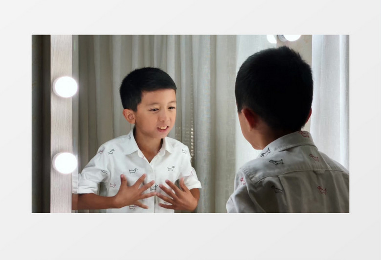 男孩在对着镜子做演讲实拍视频素材
