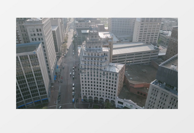 城市里高耸的建筑和道路上的车辆实拍视频素材