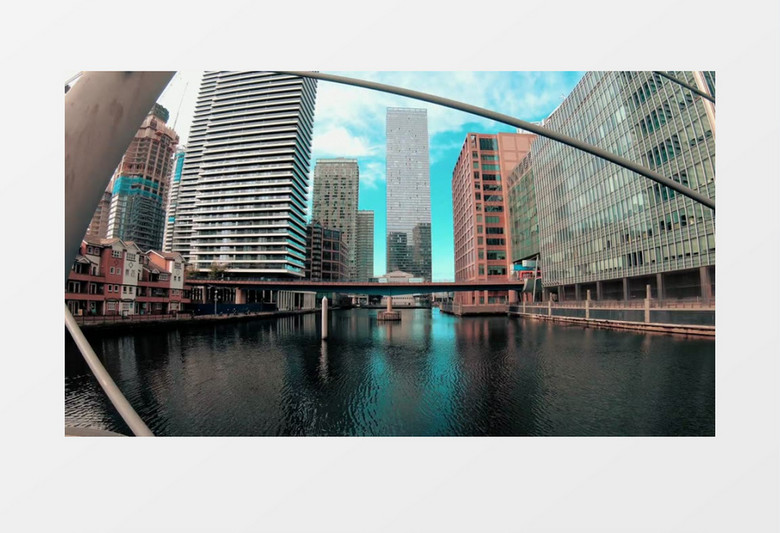 城市建筑中通行的轨道交通实拍视频素材