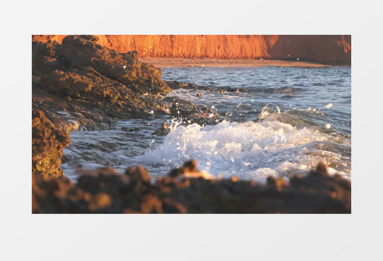 海水不断的冲刷着岸边的礁石实拍视频素材