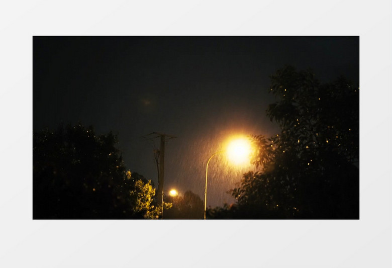 路灯下的雨水降落景象实拍视频素材