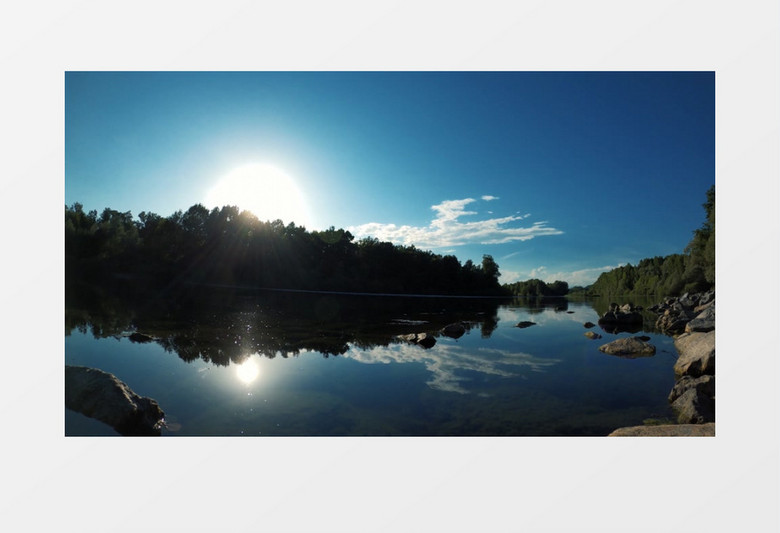 延时拍摄天空云朵变化和波光粼粼的湖水实拍视频素材