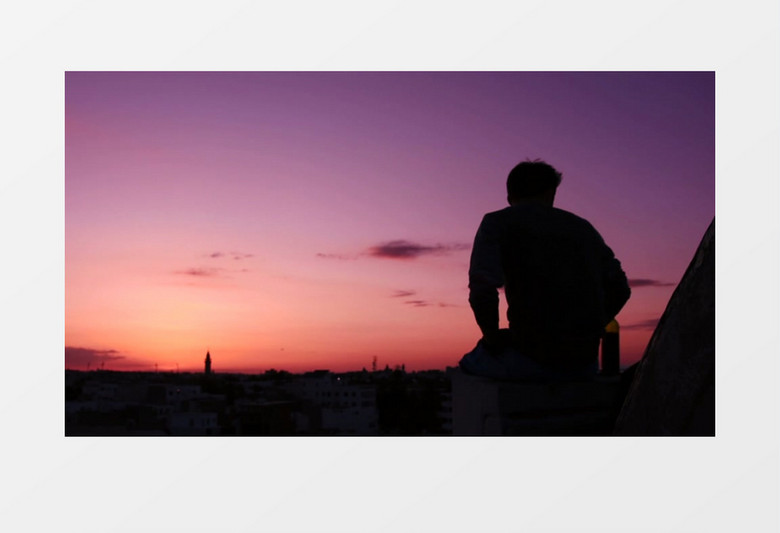 男人坐在天台上剪影实拍视频素材实拍视频素材