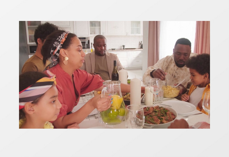 一家人坐在餐桌前吃饭实拍视频素材实拍视频素材