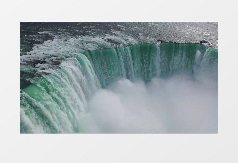 断崖上的水流倾斜而下形成瀑布实拍视频素材
