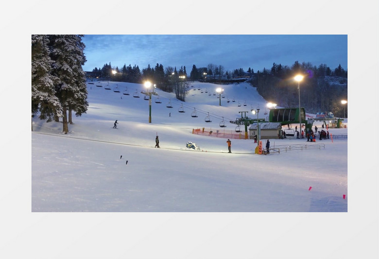 在滑雪场滑雪的人们实拍视频素材