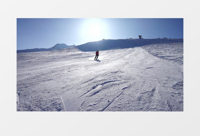 滑雪爱好者从高处滑下实拍视频素材