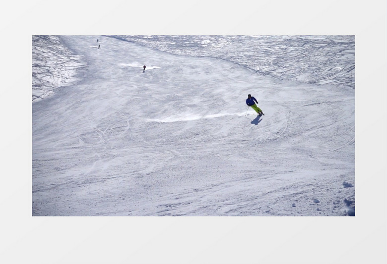 人们从雪山上滑下来实拍视频素材