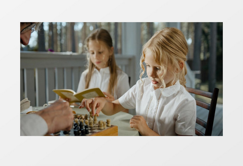 爸爸在和女儿玩国际象棋实拍视频素材