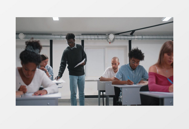 老师在给同学们发试卷实拍视频素材