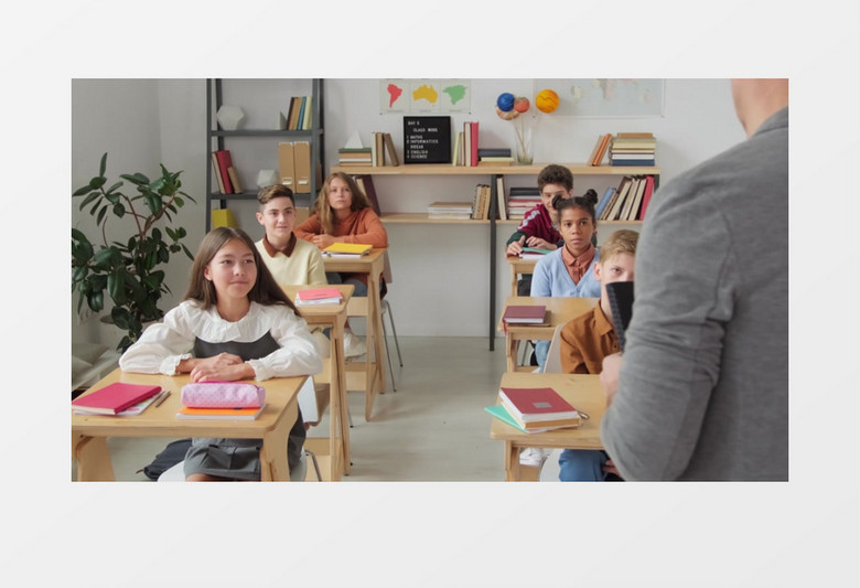 老师在给小学生们上课实拍视频素材