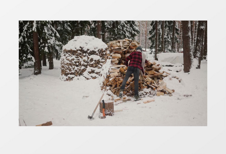 男人在雪中砍柴实拍视频素材