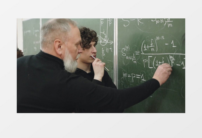 教授在给学生们讲数学题实拍视频素材