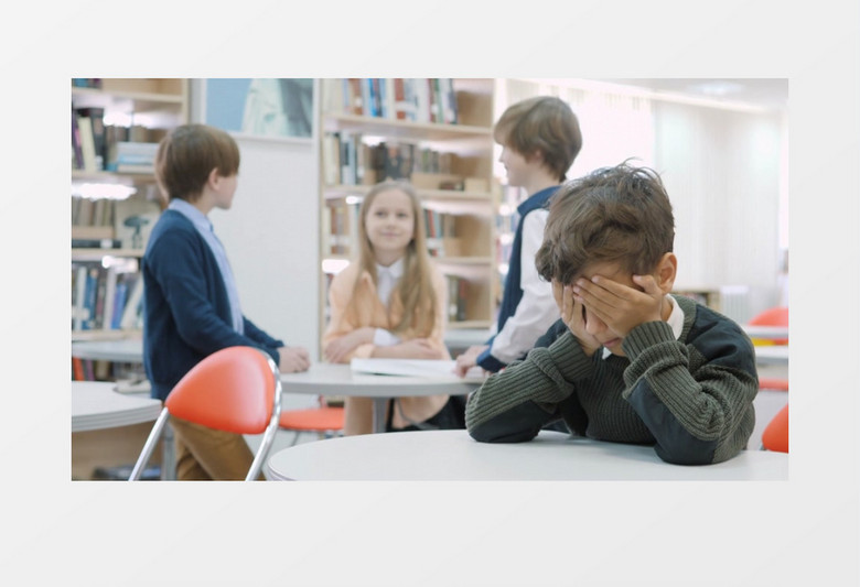 课间时间学生们在交谈和休息实拍视频素材