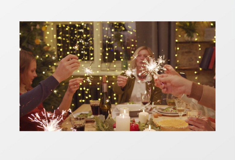 家人在餐桌前点燃仙女棒庆祝圣诞实拍视频素材