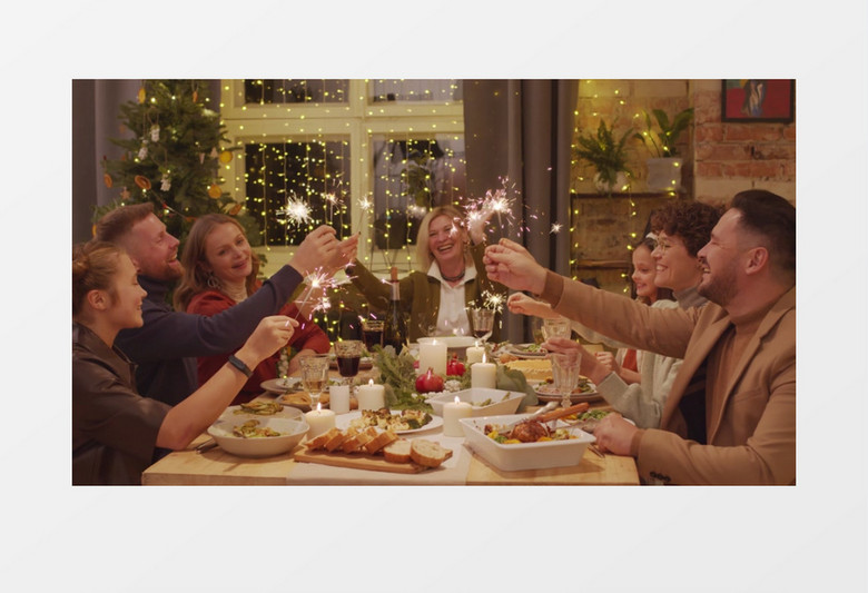家人围在餐桌前点燃仙女棒庆祝节日实拍视频素材