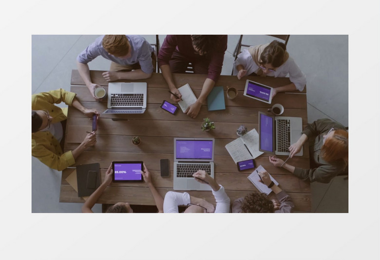 一群白领在电脑前开会实拍视频素材