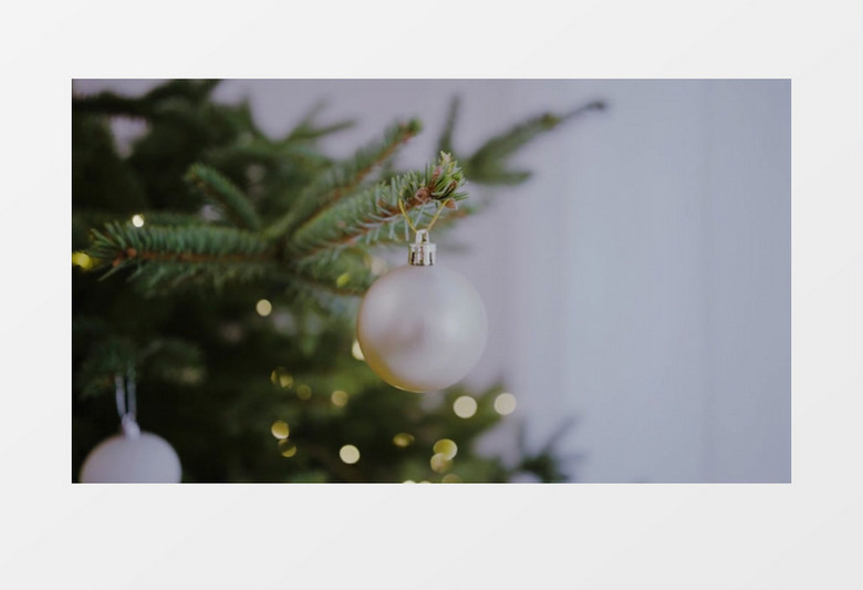 挂在圣诞树上的装饰球实拍视频素材