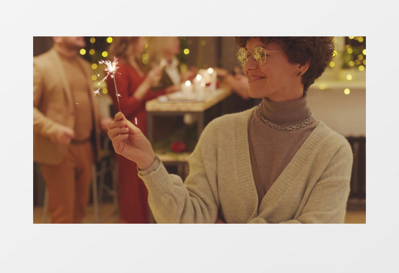 女人手里拿着正在燃放的仙女棒实拍视频素材