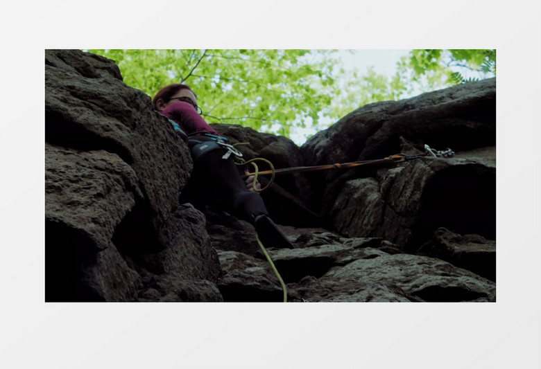 攀登者在半山腰休息实拍视频素材