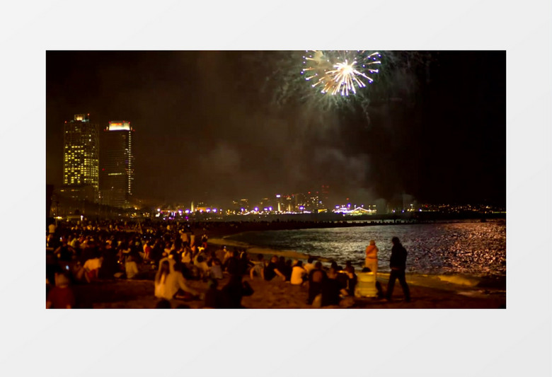 一群人围坐在海边看烟花实拍视频素材