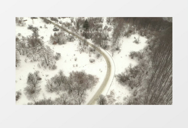 航拍汽车行驶在被冰雪覆盖的大地上实拍视频素材