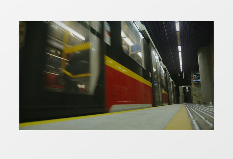 地铁缓缓进入地铁站实拍视频素材