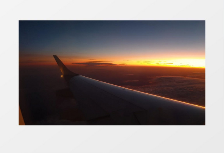 飞机机翼在夕阳的照射下实拍视频素材
