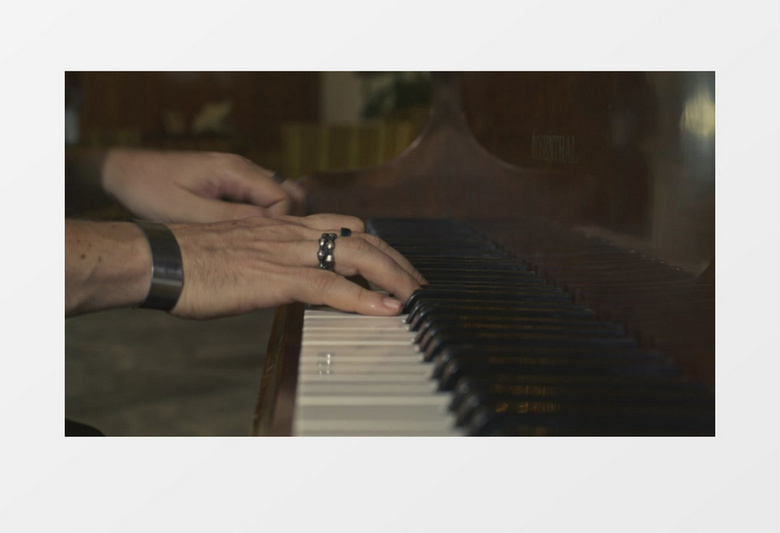 一双手在演奏钢琴实拍视频素材