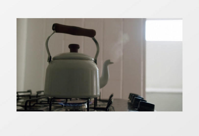 烧开的水壶在炉灶上冒出热气实拍视频素材