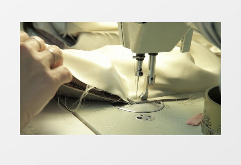 一个人使用缝纫机缝制布料实拍视频素材