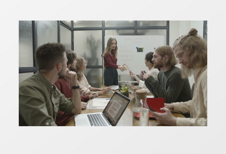 一个小组在开会讨论实拍视频素材