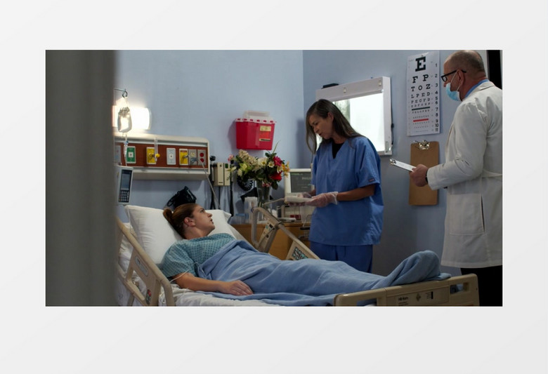 医生和护士在与病床上的病人交流实拍视频素材