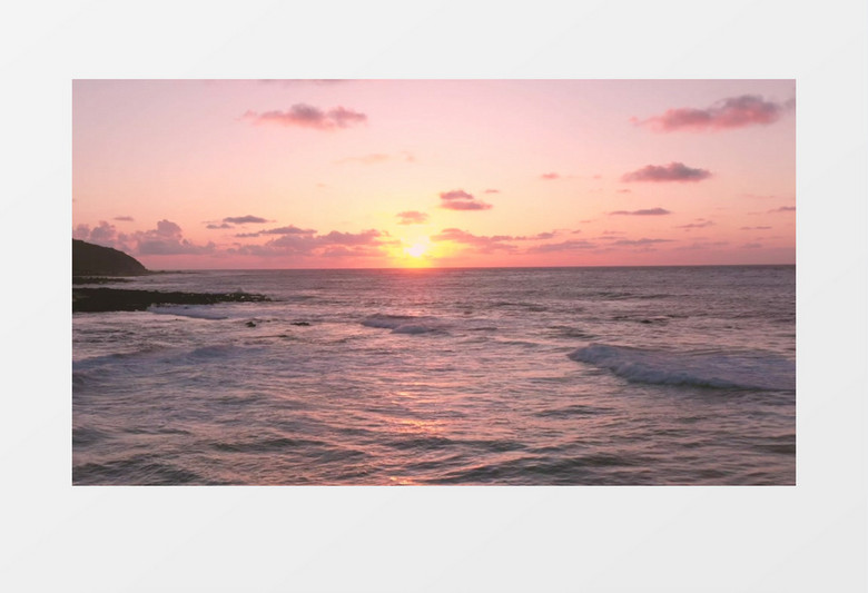夕阳下海浪不停的翻滚实拍视频素材