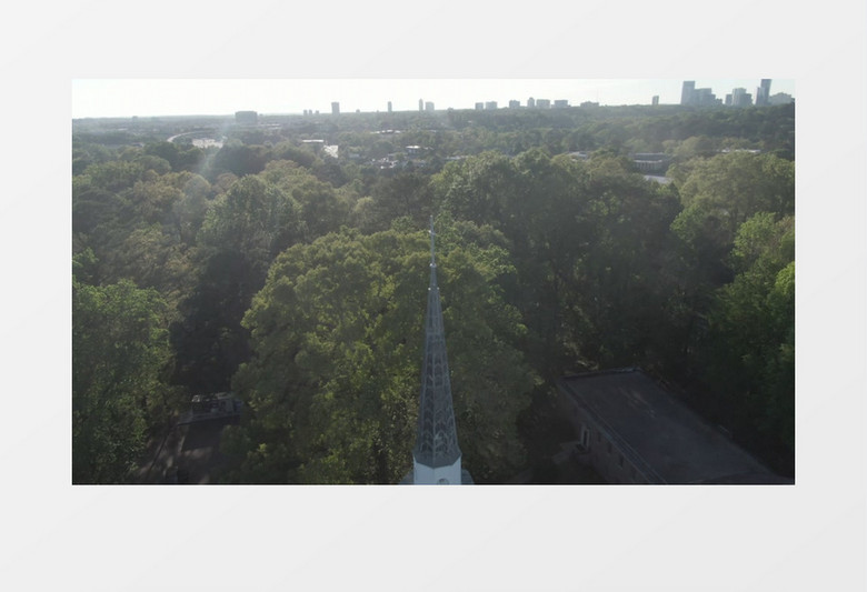 俯拍森林中座落的铁塔实拍视频素材