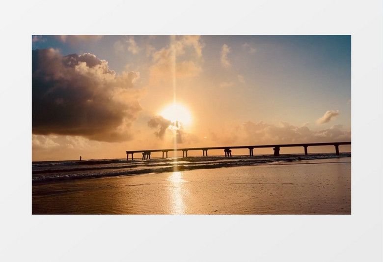 落日余晖下海浪拍打着海滩实拍视频素材