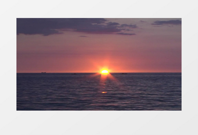 夕阳照耀下平静的海面实拍视频素材