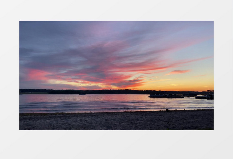 夕阳下海水缓缓冲向海边游艇驶回岸边实拍视频素材