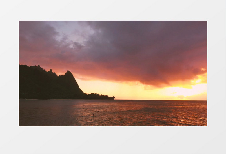 夕阳照耀着摇晃的海水及远处的山峰实拍视频素材